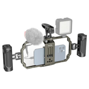 SmallRig-3155-4 SmallRig 3155 Universal Mobile Phone Handheld Video Rig kiinnittää älypuhelimen metalliseen kiinnikkeeseen, jossa on kaksi sivukahvaa, ulkoinen mikrofoni tuulisuojalla ja päälle asennettu LED-valo, ihanteellinen mobiiliin videokuvaukseen ja vloggaukseen.