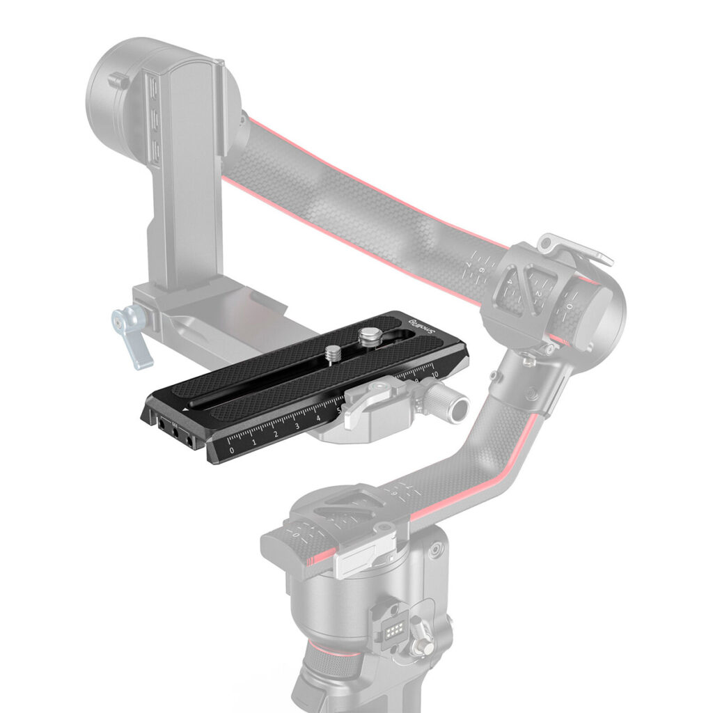 SmallRig-3158B SmallRig 3158 Manfrotto QR-levy DJI RS3:lle, RS 3 Pro:lle, RS 2:lle, RSC 2:lle ja Ronin S:lle on asennettu osittain läpinäkyvään kameragimbaaliin, jossa on punaiset korostukset, jotka tuovat esiin levyn sijainnin ja erityiset muotoiluominaisuudet.