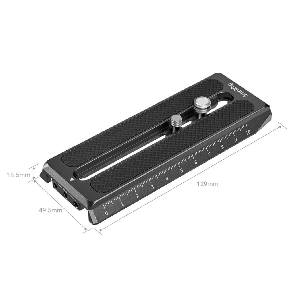 SmallRig-3158B-2 SmallRig 3158 Manfrotto QR-levy DJI RS3:lle, RS 3 Pro:lle, RS 2:lle, RSC 2:lle ja Ronin S:lle on musta metallinen kiinnityslevy, jossa on mittamerkinnät, kaksi säätönuppia, kuvioitu kahva ja mitat 18,5 x 49,5 x 129 mm.