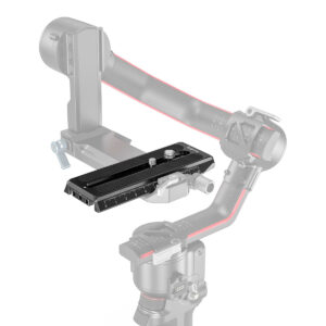 SmallRig-3158B SmallRig 3158 Manfrotto QR-levy DJI RS3:lle, RS 3 Pro:lle, RS 2:lle, RSC 2:lle ja Ronin S:lle on asennettu osittain läpinäkyvään kameragimbaaliin, jossa on punaiset korostukset, jotka tuovat esiin levyn sijainnin ja erityiset muotoiluominaisuudet.