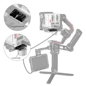 SmallRig-3158B-5 Kamera käsikannettavassa gimbaalissa, joka on varustettu SmallRig 3158 Manfrotto QR-levyllä DJI RS3/RS 3 Pro/RS 2/RSC 2/Ronin S:lle, kuvassa 1/4-20-kierre ja vastapainon kiinnitys; vakaimeen on kiinnitetty myös ulkoinen näyttö.