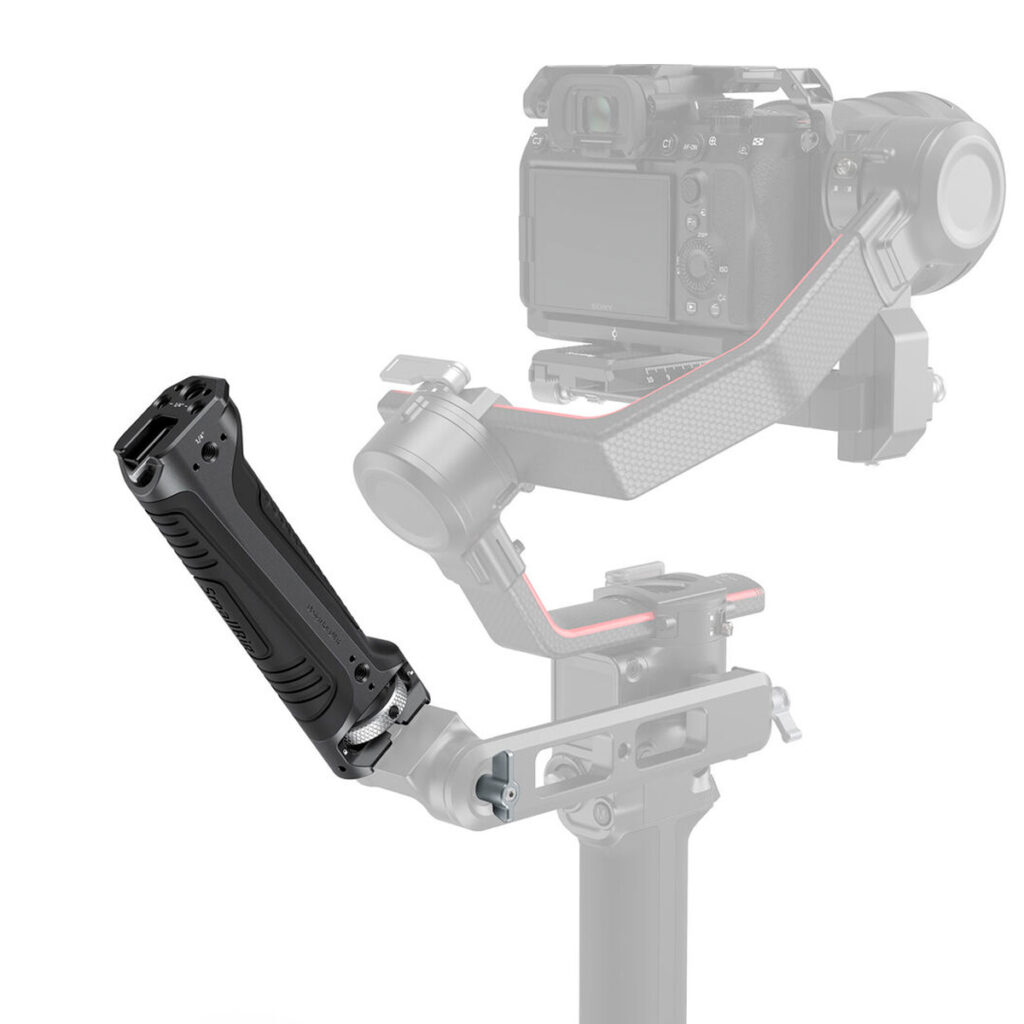 SmallRig-3161 Lähikuva SmallRig 3161 Sling Handgrip for DJI RS 2 / RSC 2 -käsikahvasta, joka on kiinnitetty kameran kardaanivakaajaan, jossa musta ergonominen kahva on tarkennettuna ja kamera ja kardaanirunko ovat sumeina taustalla.