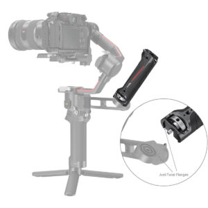 SmallRig-3161-3 SmallRig 3161 Sling Handgrip for DJI RS 2/RSC 2 on kuvassa asennettuna gimbal-stabilisaattoriin, jossa on kulmikas kahva; sisäkuvassa korostuvat sen kiertymisen estävät laipat ja kiinnitysruuvi turvallista kiinnitystä varten.