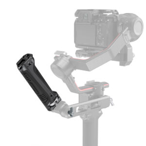 SmallRig-3161 Lähikuva SmallRig 3161 Sling Handgrip for DJI RS 2 / RSC 2 -käsikahvasta, joka on kiinnitetty kameran kardaanivakaajaan, jossa musta ergonominen kahva on tarkennettuna ja kamera ja kardaanirunko ovat sumeina taustalla.