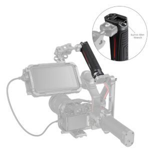 SmallRig-3161-4 Kamerateline, johon on asennettu SmallRig 3161 Sling Handgrip for DJI RS 2 / RSC 2 ja ulkoinen näyttö. Sisäkuvassa korostuu kahvan sisäänrakennettu kuusiokoloavain, joka tuo esiin sen sisäänrakennetun muotoiluominaisuuden.