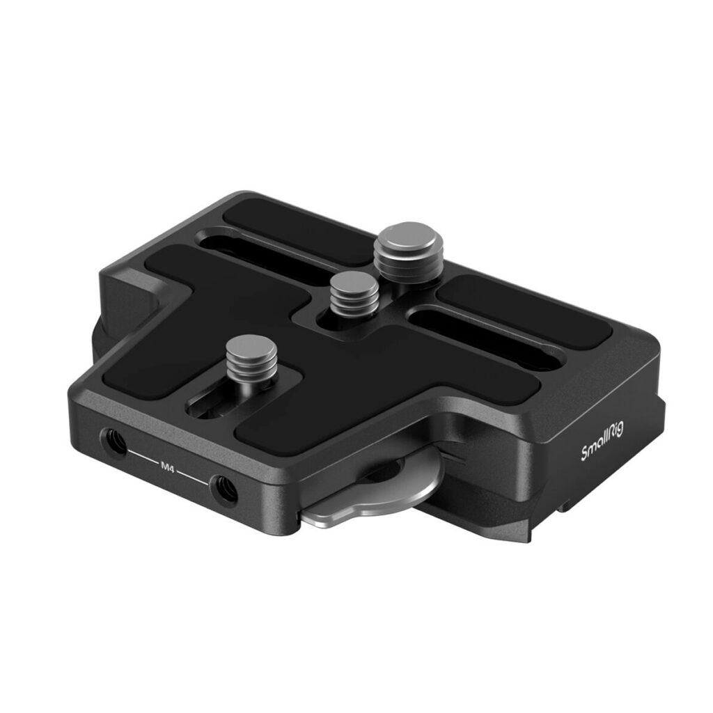 SmallRig-3162 SmallRig 3162 Extended Arca-Type QR Plate for DJI RS 2/RSC 2/RS 3/RS 3 Pro on musta metallinen kiinnityslevy, jossa on urat, ruuvit ja vipu kameravarusteiden kiinnittämiseen. SmallRigin logo näkyy sivulla.