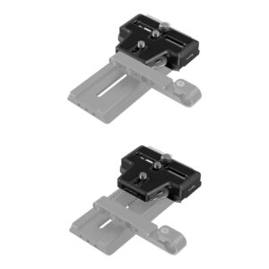 SmallRig-3162-2 Kaksi näkymää SmallRig 3162 Extended Arca-Type QR Plate for DJI RS 2/RSC 2/RS 3/RS 3/RS 3 Pro -levystä, joka on kuvassa mustana ja hopeisena ruuveilla, asennettuna harmaaseen kiskoon eri asennoissa sen säädettävän liukuominaisuuden esittelemiseksi.