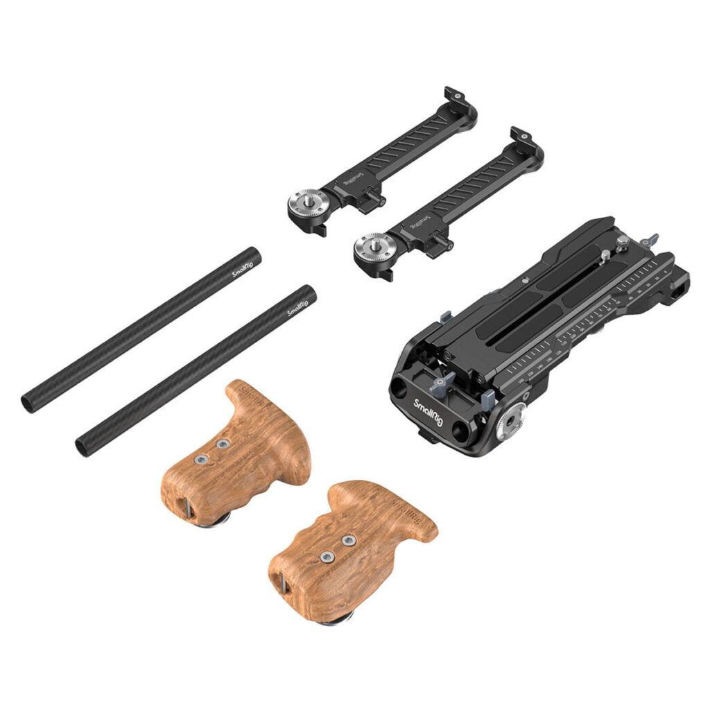 SmallRig-3169-2 SmallRig 3169 Sony VCT-14 Universal Multifunctional Shoulder Kit sisältää kaksi puukahvaa, kaksi metallitankoa, kaksi mustaa jatkovartta ja mustan metallisen kameran kiinnitysalustan, jotka kaikki näkyvät valkoisella pohjalla.