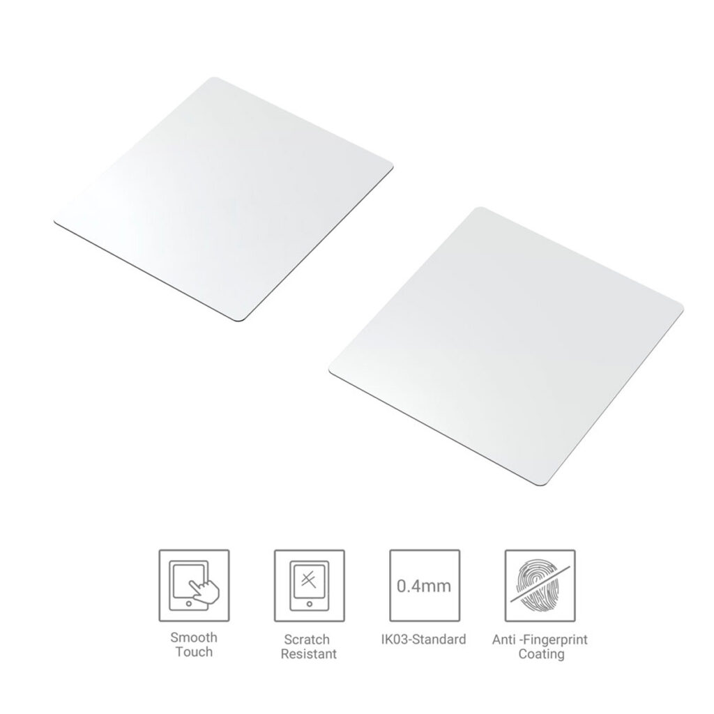SmallRig-3174-4 Kaksi SmallRig 3174 -näytönsuojaa RED Komodolle (2 kpl) on esitetty vierekkäin neljän kuvakkeen yläpuolella: Smooth Touch, Scratch Resistant, 0,4 mm ja Anti-Fingerprint Coating.