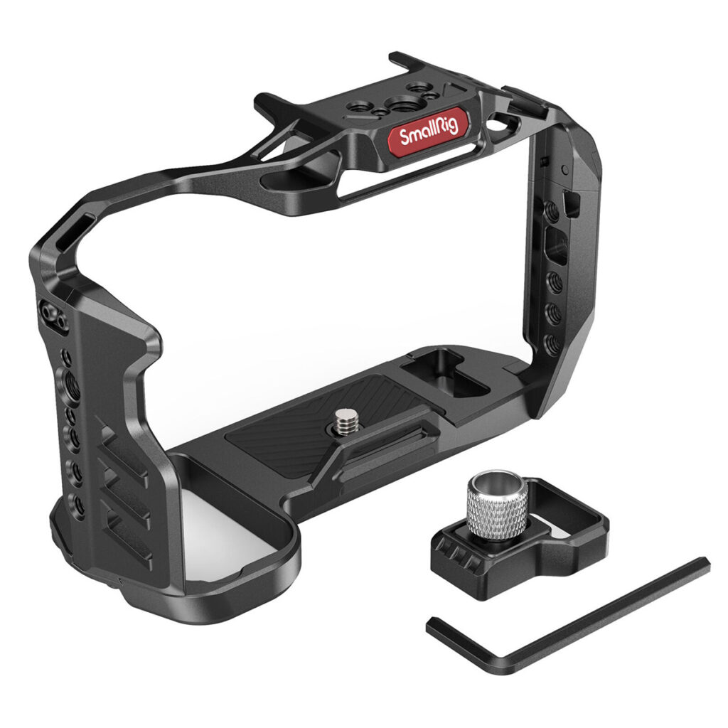 SmallRig-3180-2 SmallRig 3180 Cage Kit Standard for Sony A7S III on esitetty mustana, ja siinä on useita kiinnityspisteitä, joiden mukana on rystysellinen metalliruuvi ja L-muotoinen kuusiokoloavain, kaikki valkoisella pohjalla.