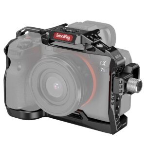 SmallRig-3180 SmallRig 3180 Cage Kit Standard for Sony A7S III on musta metallihäkki, jossa on useita kiinnityspisteitä ja sivukahva, joka tarjoaa paremman suojan ja joustavan lisävarusteiden kiinnityksen kamerallesi.