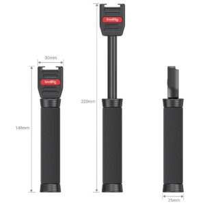 SmallRig-3182-2 Kolme näkymää SmallRig 3182 Rode Wireless Go Handheld -haastattelulaitteesta mustana ja punaisena, vaahtomuovikahvalla, sisäänvedettynä (148 mm), ulosvedettynä (220 mm) ja sivulta; mitat ovat 30 mm leveä ja 25 mm paksu.