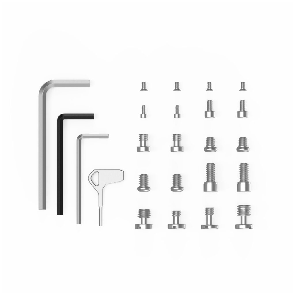 SmallRig-3184-2 SmallRig 3184 Screw & Hex Key Storage Plate sisältää kolme kuusiokoloavainta, avaimen muotoisen työkalun ja kuusitoista erilaista ruuvia ja pulttia, jotka on järjestetty siististi valkoiselle taustalle.