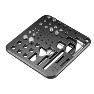 SmallRig-3184-4 SmallRig 3184 Screw & Hex Key Storage Plate on musta metallinen neliönmuotoinen säilytyslevy, jossa on erikokoisia pyöreitä reikiä, ruuvikierteitä ja uria pienten mekaanisten osien säilyttämiseen.