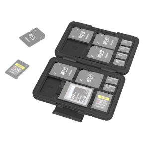 SmallRig-3192 SmallRig 3192 -muistikorttikotelo, musta, pitää turvallisesti useita SD- ja microSD-kortteja, mukaan lukien merkityt Samsung- ja Sony-kortit. Kaksi korttia näkyy avoimen kotelon ulkopuolella valkoisella pohjalla.