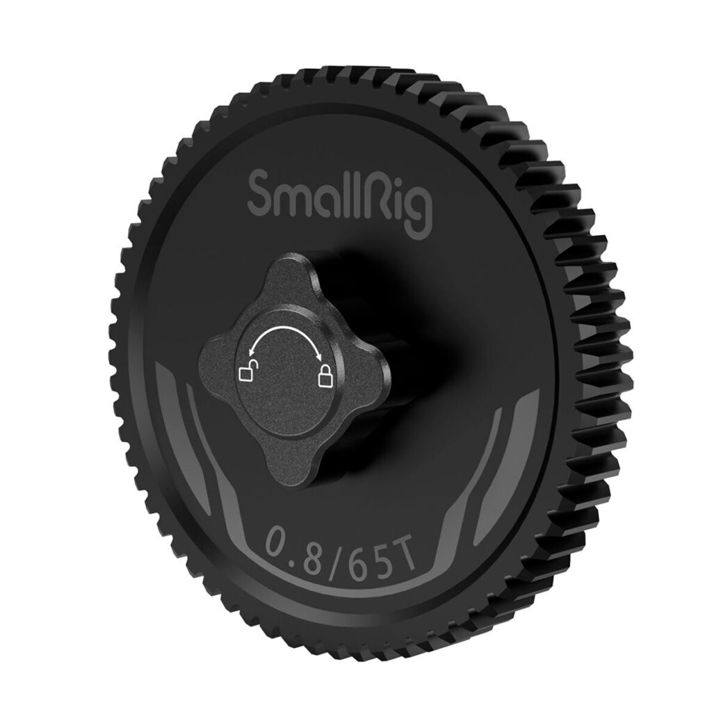 SmallRig-3200 SmallRig 3200 Gear 0.8-65T for Mini Follow Focus on musta pyöreä hammaspyörä, jossa on merkintä 0.8/65T, ja jossa on tähdenmuotoinen keskusnuppi, jossa on lukitus- ja lukituksen avaussymbolit.