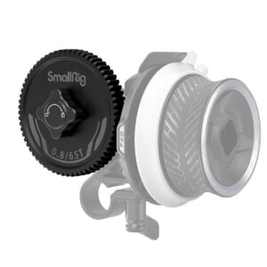 SmallRig-3200-2 SmallRig 3200 Gear 0.8-65T for Mini Follow Focus -vaihde, musta, jossa on hampaat ja keskimmäinen nuppi, on kuvassa kameran objektiiviin kiinnitetyn puoliksi läpinäkyvän follow focus -järjestelmän edessä.