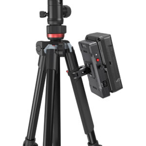 SmallRig-3202-3 Lähikuva SmallRig 3202 -akkusovitinlevyn V-Mount-levystä, joka on kiinnitetty ravunmuotoisella puristimella mustaan kameran jalustan jalkaan, ja jossa näkyy sen eri painikkeet ja portit.
