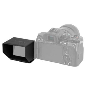 SmallRig-3206-2 SmallRig 3206 -aurinkosuoja Sony A7S III / 7C / ZV-1 / FX3:lle, kuvassa mustana ja heijastavalla näytöllä, on irrotettu ja sijoitettu objektiivilla varustetun digitaalikameran eteen, molemmat takaapäin katsottuna.