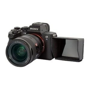 SmallRig-3206-6 SmallRig 3206 -aurinkosuoja on kiinnitetty Sony A7S III -kameraan, jonka LCD-näyttö on käännetty ulos, valkoisella taustalla.