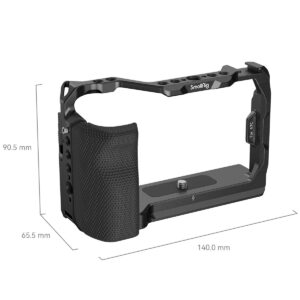 SmallRig-3212-2 SmallRig 3212 Cage with Side Handle for Sony A7C on kuvattu vinossa. Mustassa häkissä on kuvioitu kahva, ja sen mitat ovat 90,5 mm korkea, 140,0 mm leveä ja 65,5 mm syvä sekä kiinnitysreiät ja perusruuvi.