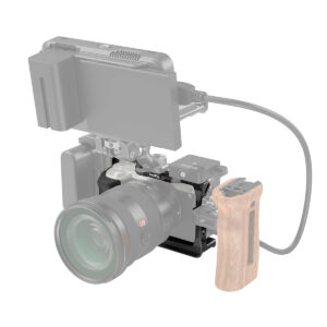 SmallRig-3212-4 SmallRig 3212 Cage with Side Handle for Sony A7C pitää digitaalisen kameran, ja siinä on puinen sivukahva, kiinnitetty näyttö kaapelilla ja useita lisävarusteita, jotka kaikki näkyvät valkoisella pohjalla.