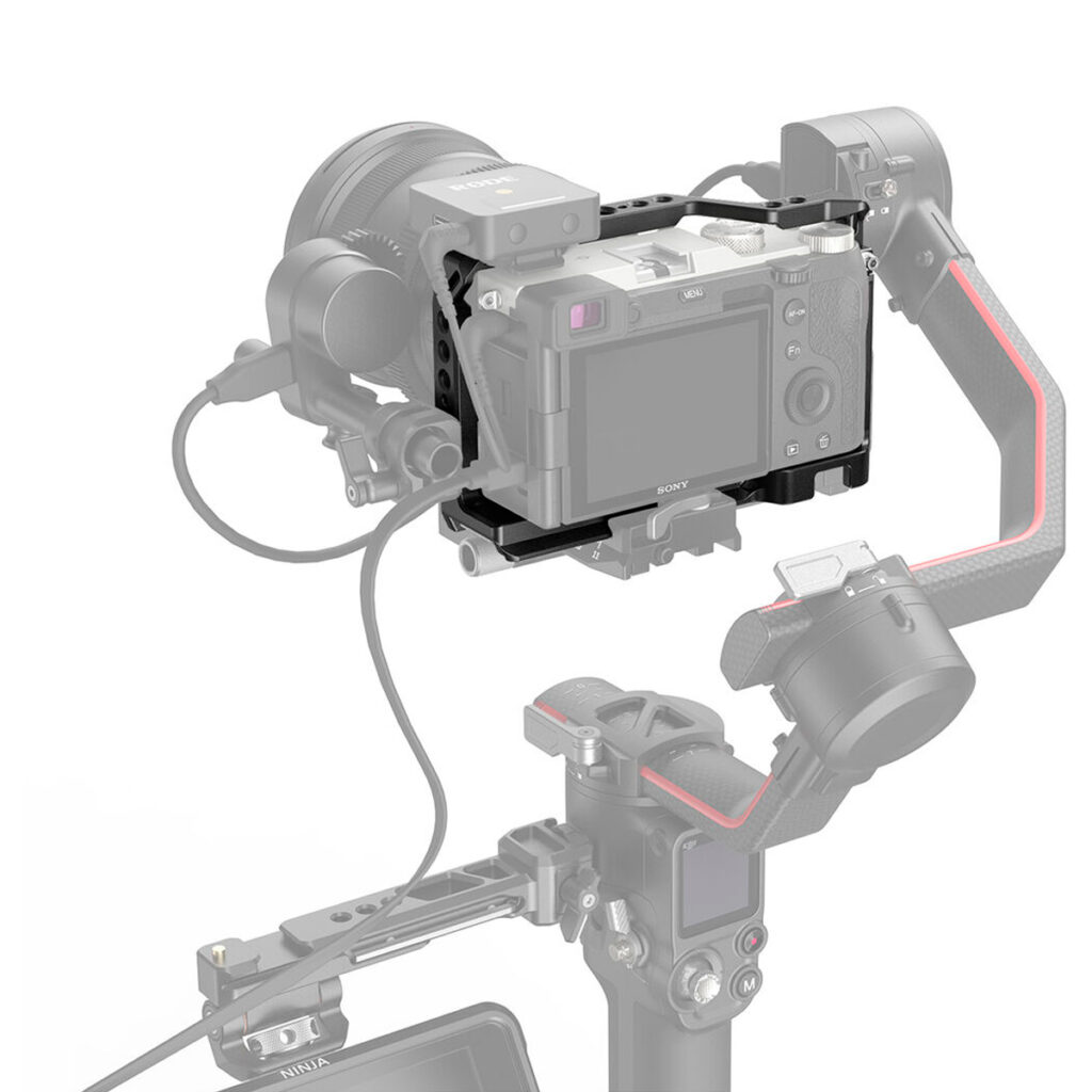 SmallRig-3212-5 SmallRig 3212 Cage with Side Handle -mallissa oleva Sony A7C on kiinnitetty gimbal-stabilisaattoriin, ja kaapelit on kytketty ja ulkoinen näyttö on kiinnitetty alapuolelle. Kamera-asetus on korostettu, kun taas kardaani näkyy himmeänä.