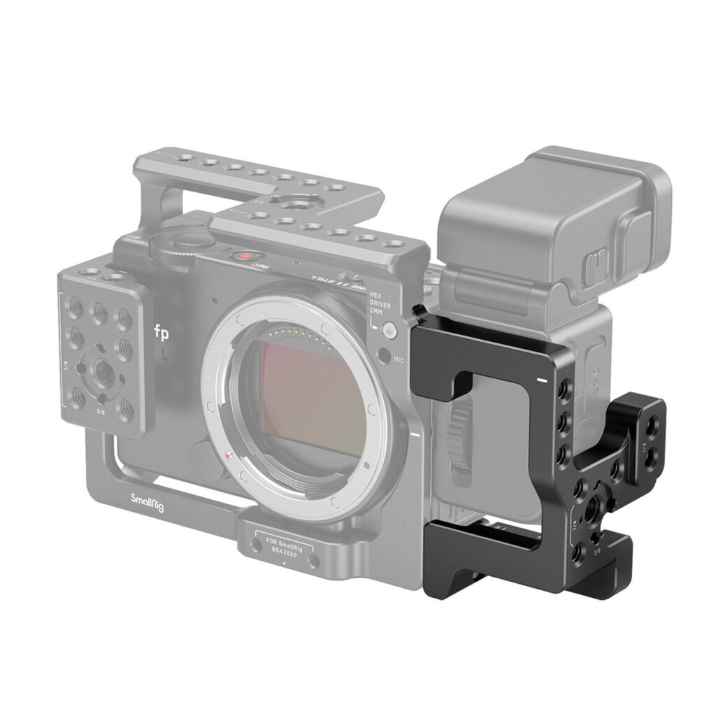 SmallRig-3226 SmallRig 3226 Cage for Sigma Viewfinder EVF-11 on osittain läpinäkyvän digitaalikameran oikeaan kylkeen kiinnitettävä musta metallinen lisävaruste, jossa on kiinnityspisteet ja ote lisälaitteita varten.