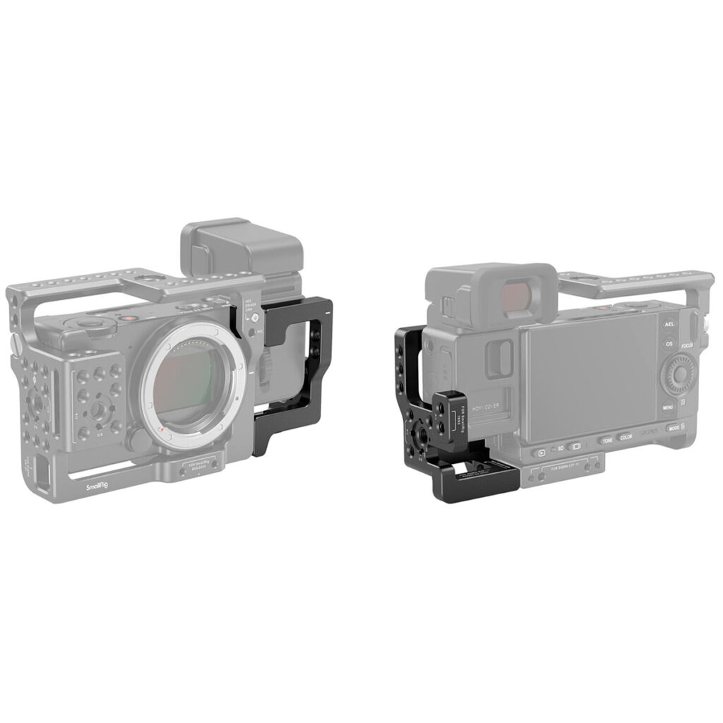 SmallRig-3226-3 Kaksi Sigma Viewfinder EVF-11 -yksikköä on esitetty edestä ja takaa SmallRig 3226 -häkissä, joissa kummassakin on musta L-muotoinen kiinnitysteline kamerarigiin. Muita kameran ominaisuuksia ei ole korostettu, jotta voidaan keskittyä häkkiin.