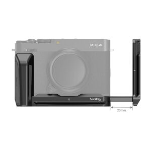 SmallRig-3231-5 SmallRig 3231 L-kiinnike Fujifilm X-E4:lle on asennettu kameraan, ja sivukiinnikkeessä on 23 mm:n merkintä.