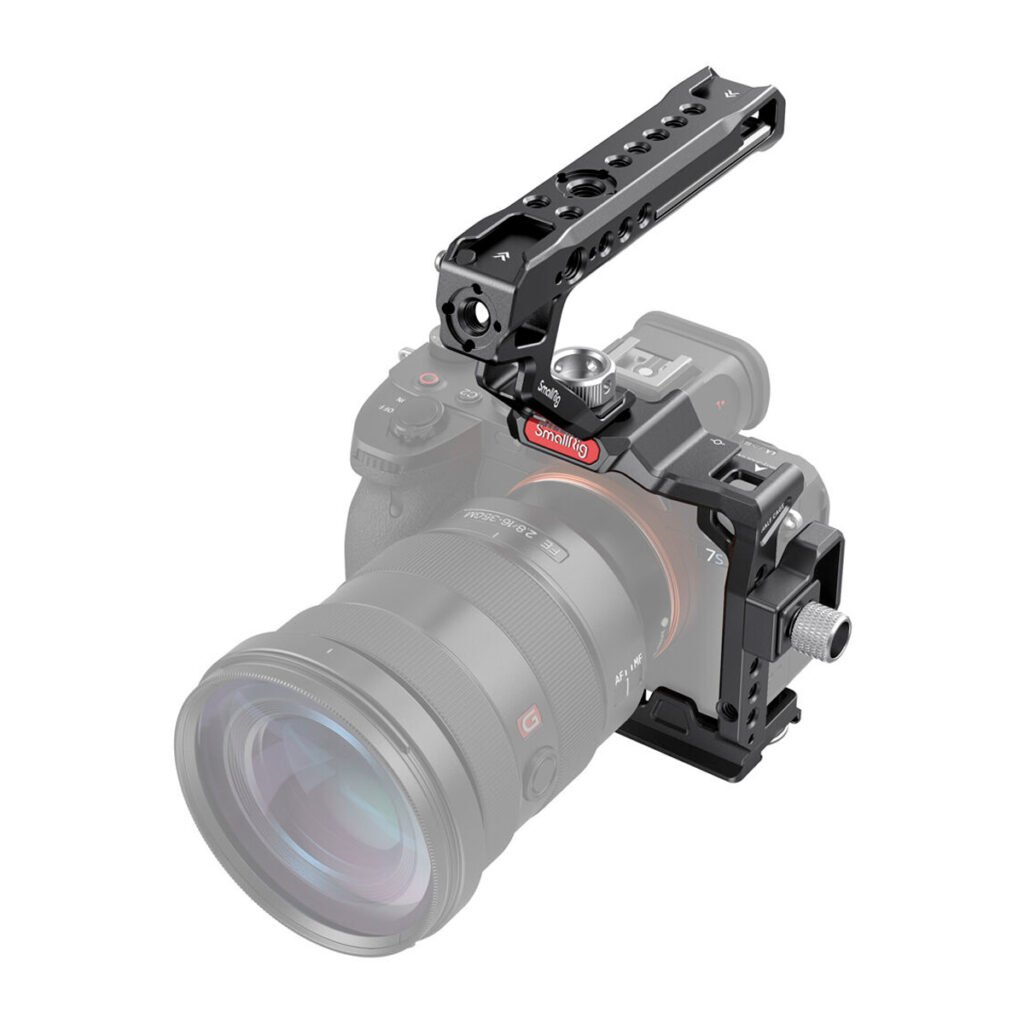 SmallRig-3237 SmallRig 3237 Half Cage Kit Sony A7S III:lle tarjoaa tukevan häkin ja yläkahvan, jotka tarjoavat paremman vakauden ja useita kiinnitysvaihtoehtoja lisävarusteille ammattimaisten video- tai valokuvauskuvausten aikana.