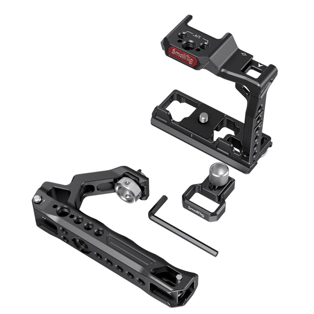 SmallRig-3237-2 SmallRig 3237 Half Cage Kit Sony A7S III:lle, joka sisältää mustan metallihäkin näkyvällä tuotemerkillä, yläkahvan, kiristysnupin ja kuusiokoloavaimen, on järjestetty valkoiselle taustalle.