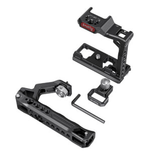 SmallRig-3237-2 SmallRig 3237 Half Cage Kit Sony A7S III:lle, joka sisältää mustan metallihäkin näkyvällä tuotemerkillä, yläkahvan, kiristysnupin ja kuusiokoloavaimen, on järjestetty valkoiselle taustalle.