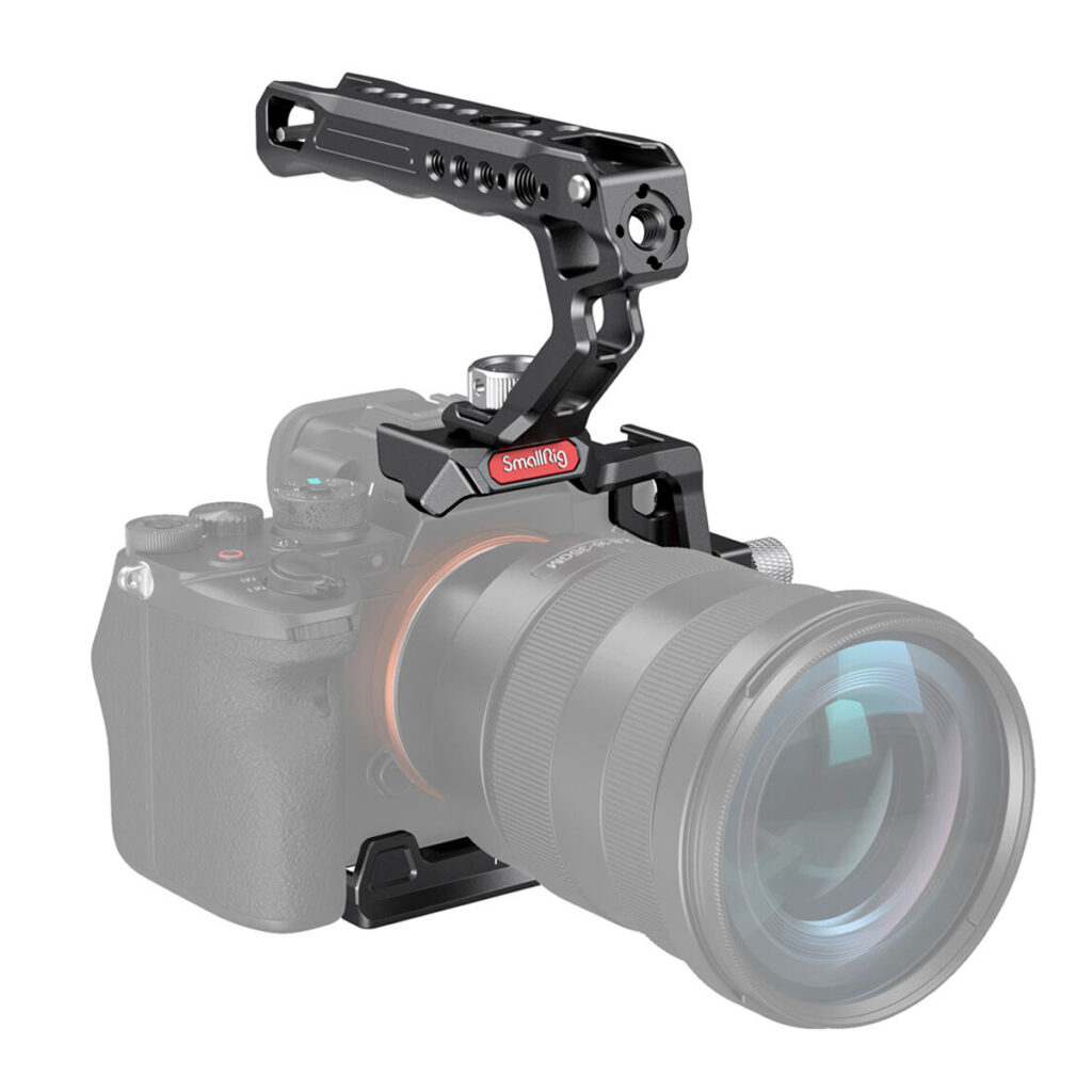 SmallRig-3237-3 SmallRig 3237 Half Cage Kit for Sony A7S III on kiinnitetty puoliksi läpinäkyvän, suurella objektiivilla varustetun digitaalikameran yläosaan, mikä korostaa metallikahvan lisävarustetta.