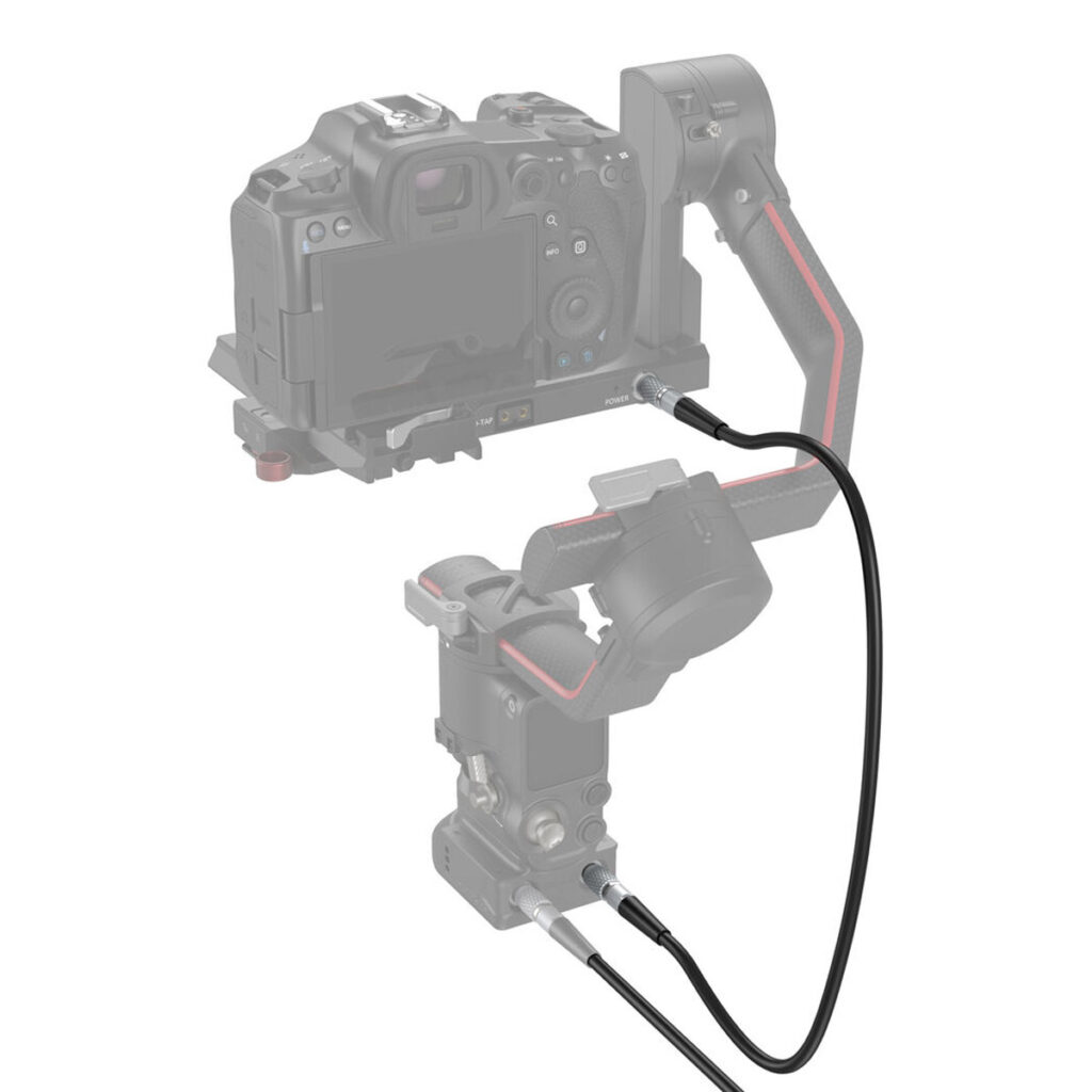 SmallRig-3250-2 Lähikuvassa SmallRig 3250 -sovitinkaapeli 0B302-0B302 on kiinnitetty kameraan vakaajakardaanilla, ja kaapelin liitäntä on korostettu, kun taas suurin osa kamerasta ja kardaanista näkyy häivytettynä.