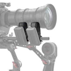 SmallRig-3263-3 Lähikuvassa ammattimaisen videokameralaitteistosta näkyy kaksi SmallRig 3263 -langatonta vastaanottimen moottoria, jotka on asennettu objektiivin alapuolella oleviin tankoihin. Enimmäkseen kyllästämätön kuva korostaa lähettimiä, kun taas kamera ja laitteisto näkyvät osittain.
