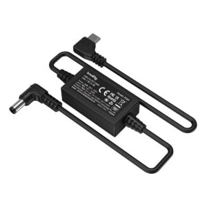 SmallRig-3268-1 SmallRig 3268 USB-C- ja DC-kaapelissa on musta suorakulmainen sovitin, jossa on kaksi kaapelia: toisessa on USB-C-liitin ja toisessa tynnyripistoke. Sovittimen pintaan on painettu turvallisuus- ja sertifiointitarrat.
