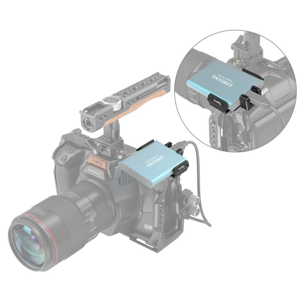SmallRig-3272-5 Sininen Samsungin T7 SSD-levy on kiinnitetty kamerarigiin käyttämällä SmallRig 3272 T5/T7 SSD Mount for BMPCC 6K Pro -kiinnikettä, joka on liitetty kaapelilla; sisäkuvassa näkyy SSD-levyn ja kaapeliliitännän lähikuva.