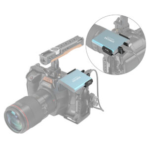 SmallRig-3272-5 Sininen Samsungin T7 SSD-levy on kiinnitetty kamerarigiin käyttämällä SmallRig 3272 T5/T7 SSD Mount for BMPCC 6K Pro -kiinnikettä, joka on liitetty kaapelilla; sisäkuvassa näkyy SSD-levyn ja kaapeliliitännän lähikuva.