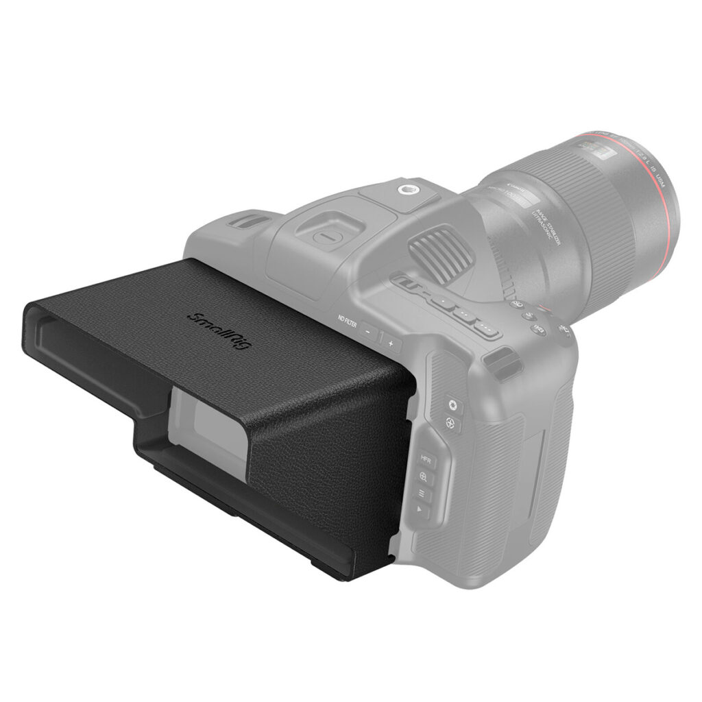 SmallRig-3273 DSLR-kameran lähikuvassa näkyy harmaantunut runko, jossa on SmallRig 3273 Sunhood for BMPCC 6K PRO / 6K G2 -suojus BMPCC 6K PRO / 6K G2:lle, musta suorakulmainen ulkoinen monitorihuppu, joka on kiinnitetty nestekidenäyttöön ja merkitty "SmallRig" korostamaan aurinkosuojaa.