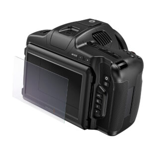 SmallRig-3274-2 Lähikuvassa näkyy musta BMPCC 6K PRO, jossa on suuri nestekidenäyttö, kun SmallRig 3274 -näytönsuoja asetetaan näytön päälle ja suojaa sitä samalla, kun ulkoiset painikkeet ovat käytettävissä.