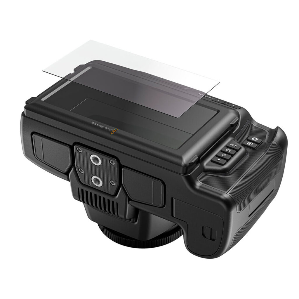 SmallRig-3274-4 BMPCC 6K PRO / 6K G2:n SmallRig 3274 -näytönsuoja leijuu mustan digitaalikameran suuren takakosketusnäytön yläpuolella valmiina kiinnitettäväksi.