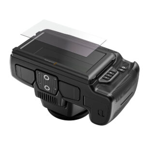 SmallRig-3274-4 BMPCC 6K PRO / 6K G2:n SmallRig 3274 -näytönsuoja leijuu mustan digitaalikameran suuren takakosketusnäytön yläpuolella valmiina kiinnitettäväksi.