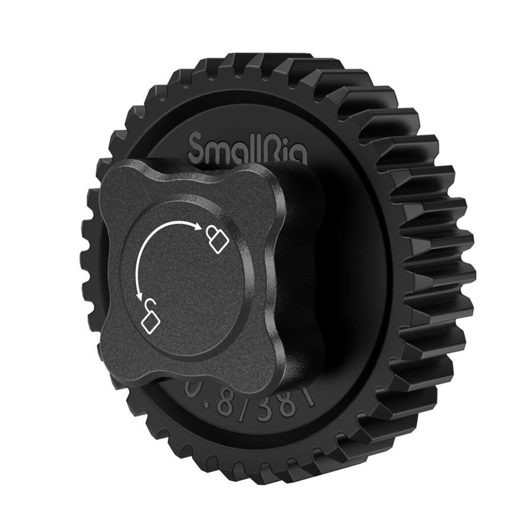 SmallRig-3285 SmallRig 3285 Gear 0.8-38T for Mini Follow Focus on musta, hammaspyörän muotoinen lisävaruste, jossa on kuvioitu keskimmäinen nuppi, jossa on lukitus- ja lukituksen avaussymbolit sekä suuntanuolet lukitsemista tai lukituksen avaamista varten.
