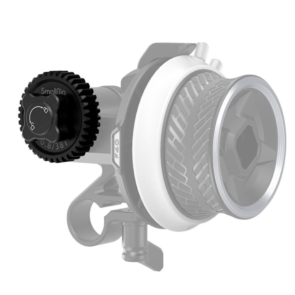 SmallRig-3285-2 SmallRig 3285 Gear 0.8-38T for Mini Follow Focus, mustavalkoinen, kuvioitu säätöpyörä ja hammaspyörä, on kiinnitetty osittain läpinäkyvään kameran linssiin ja kiinnitystelineeseen.