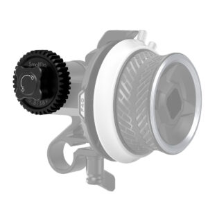 SmallRig-3285-2 SmallRig 3285 Gear 0.8-38T for Mini Follow Focus, mustavalkoinen, kuvioitu säätöpyörä ja hammaspyörä, on kiinnitetty osittain läpinäkyvään kameran linssiin ja kiinnitystelineeseen.
