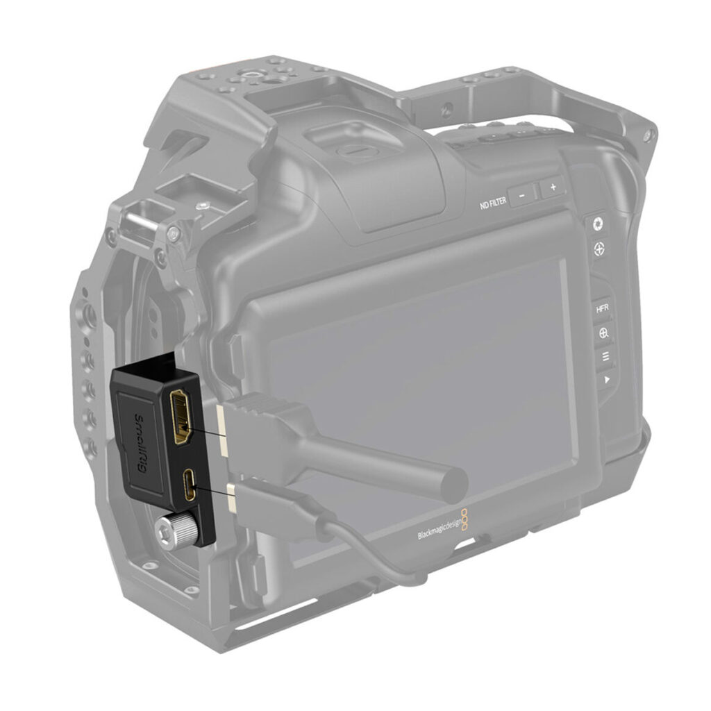 SmallRig-3289-2 Kameran häkin lähikuvassa näkyy SmallRig 3289 HDMI/USB-C Right Angle Adapter for BMPCC 6K Pro, mustaa ja kultaa, joka on liitetty kameran HDMI-porttiin kahdella kaapelilla, jotka on kytketty sovittimeen.