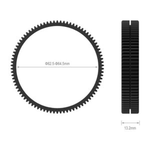 SmallRig-3291-2 SmallRig 3291 Focus Gear Ring Seamless 62.5-64.5mm on musta pyöreä hammaspyörä, jossa on hienot hampaat, kuvassa edestä ja sivulta; halkaisija on 62.5-64.5mm ja paksuus on 13.2mm.