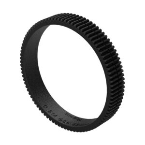 SmallRig 3292 Focus Gear Ring Seamless 66-68mm on musta, pyöreä hammasrengas, jossa on tasaisin välimatkoin olevat ulommat hampaat, kuvassa hieman vinossa valkoista taustaa vasten.