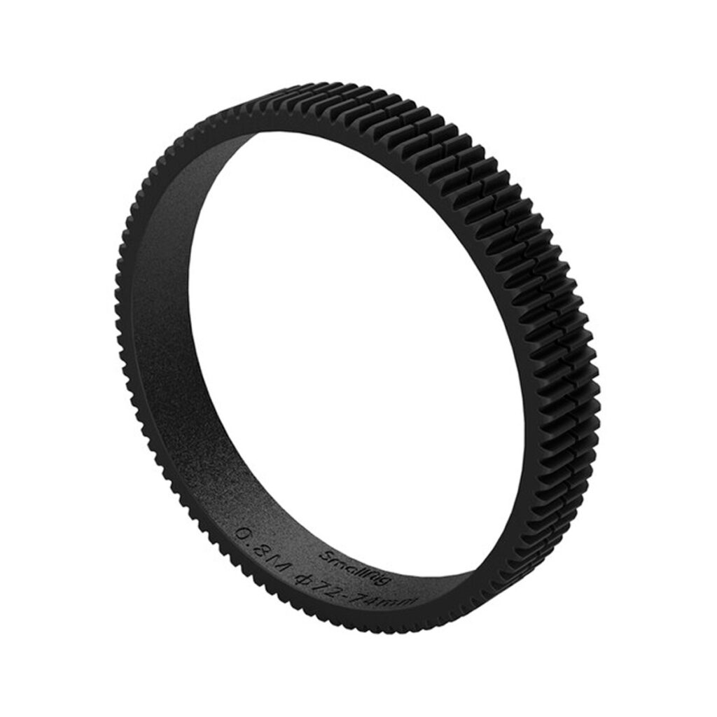 SmallRig-3293 SmallRig 3293 Focus Gear Ring Seamless 72-74mm on musta, pyöreä kuminen hammasrengas, jonka ulkoreunassa on tasaisin välimatkoin olevat hampaat ja sileät sivut valkoisella pohjalla.